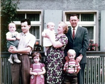1960_08Franz, Kathe and Family with John Helwig Jr Andreas mit Papa, Maria, Ingeborg mit Mama, Hans Helwig (zu Besuch aus Amerika), Jakob